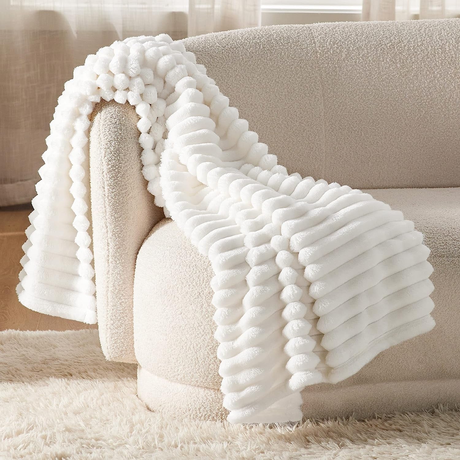 Super Cozy White Throw Blanket - Perfect Plush Fleece for Couch & Bed, Ideal Gift for Women & Moms - Lightweight, Stylish & Warm