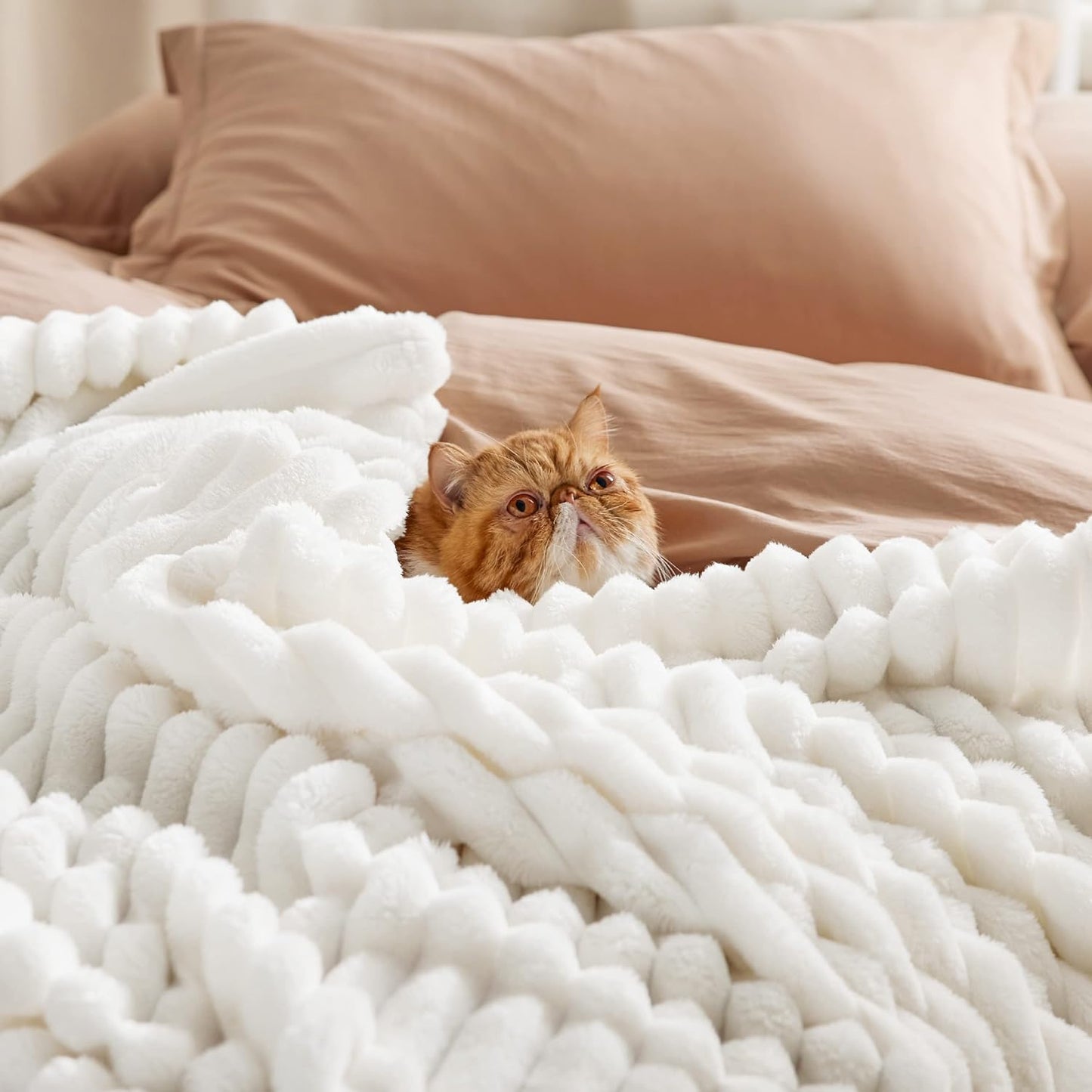 Super Cozy White Throw Blanket - Perfect Plush Fleece for Couch & Bed, Ideal Gift for Women & Moms - Lightweight, Stylish & Warm