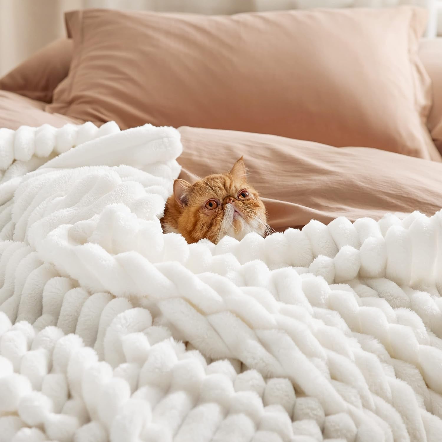 Super Cozy White Throw Blanket - Perfect Plush Fleece for Couch & Bed, Ideal Gift for Women & Moms - Lightweight, Stylish & Warm