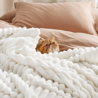 Super Cozy White Throw Blanket - Perfect Plush Fleece for Couch & Bed, Ideal Gift for Women & Moms - Lightweight, Stylish & Warm