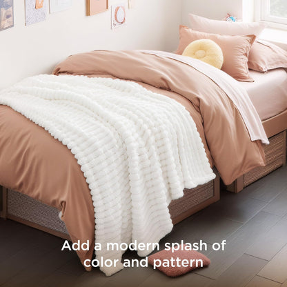 Super Cozy White Throw Blanket - Perfect Plush Fleece for Couch & Bed, Ideal Gift for Women & Moms - Lightweight, Stylish & Warm